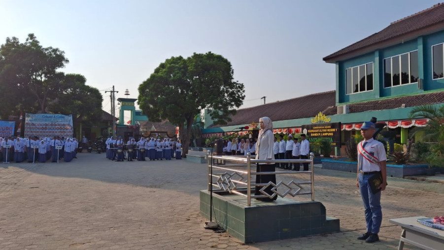 Bendera Hari Senin MAN 1 Bandarlampung, Pembina Upacara Minta Siswa Memiliki Kesadaran Diri