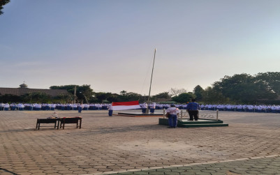 MAN 1 Bandar Lampung Menggelar Upacara Rutin Pengibaran Bendera 