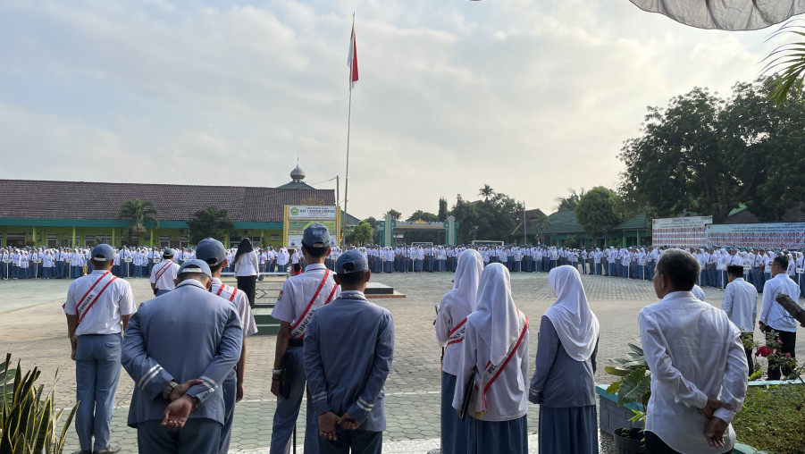 MAN 1 Bandar Lampung Melaksanakan Upacara Pengibaran Bendera Rutin Setiap Senin