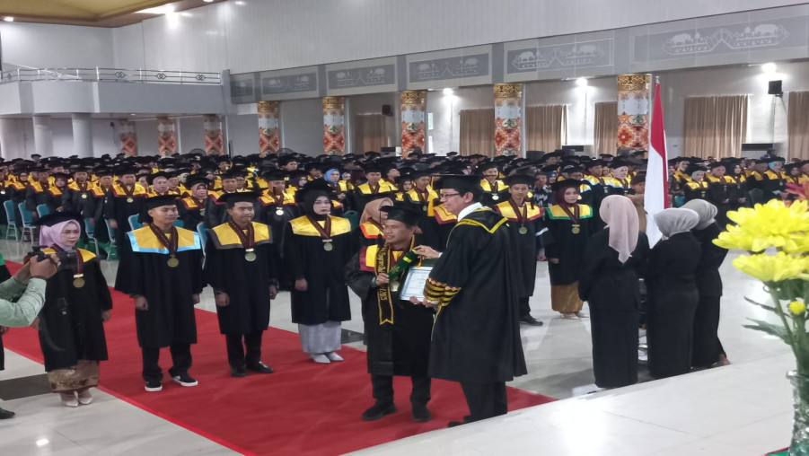 Sukses Raih Gelar Doktor Lulusan Terbaik : Kepala MAN 1 Bandar Lampung Wisuda S3 di UIN Raden Intan Lampung