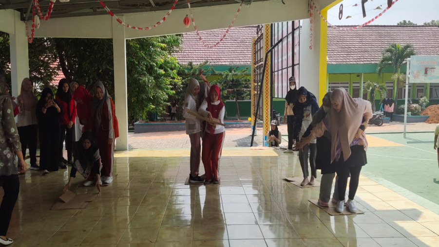 Lomba Antarguru dan Karyawan MAN 1 Bandarlampung Warnai Meriahnya Peringatan HUT RI Ke -78