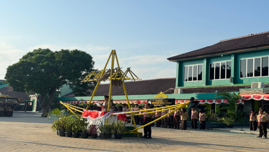Peringati HUT Pramuka ke-63 MAN 1 Bandarlampung Gelar Upacara