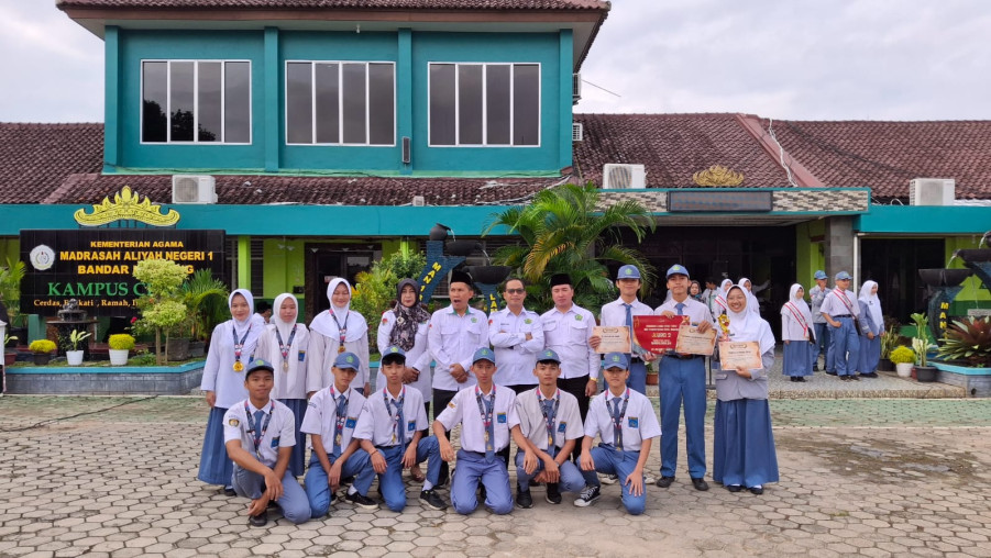 Pembina Upacara Bendera Hari Senin MAN 1 Bandarlampung Peringatkan Pentingnya Persiapkan Diri Jelang Ujian Kelas XII   