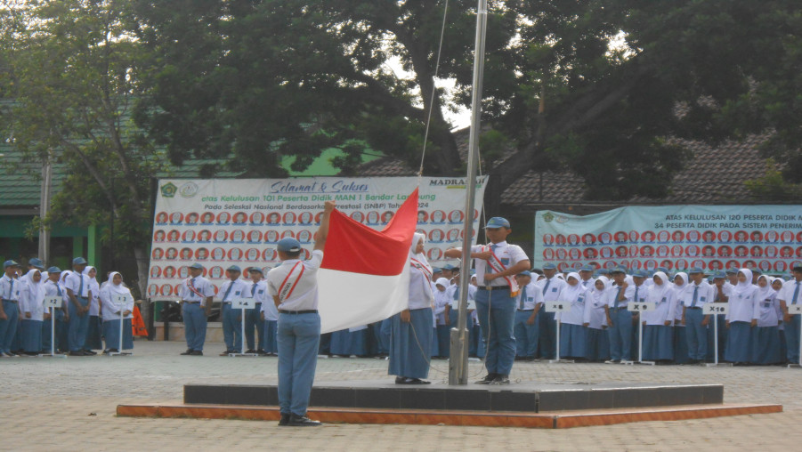 Upacara Bendera Hari Senin Secara Rutin Kembali Tuai Apresiasi Bersama Para Bintang MAN 1 Bandarlampung