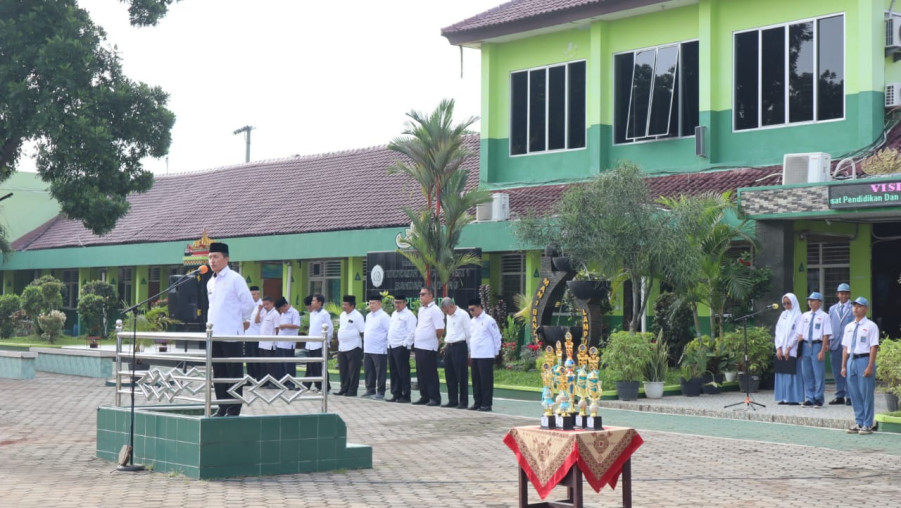 Wakamad Kesiswaan Ingatkan Peserta Didik Kelas XII MAN 1 Bandar Lampung pada Apel Pagi