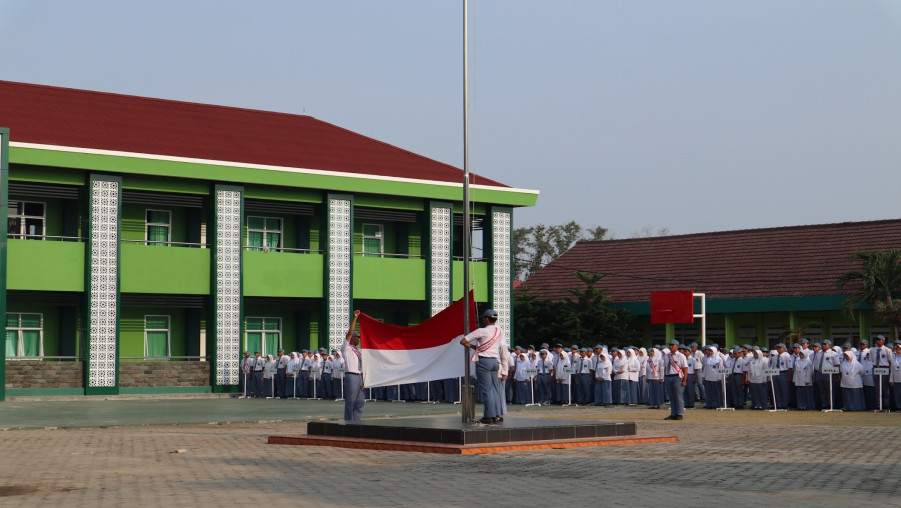 Upacara Bendera Merah Putih Sekaligus Apresiasi Terhadap Tim Seni Tari MAN 1 Bandar Lampung