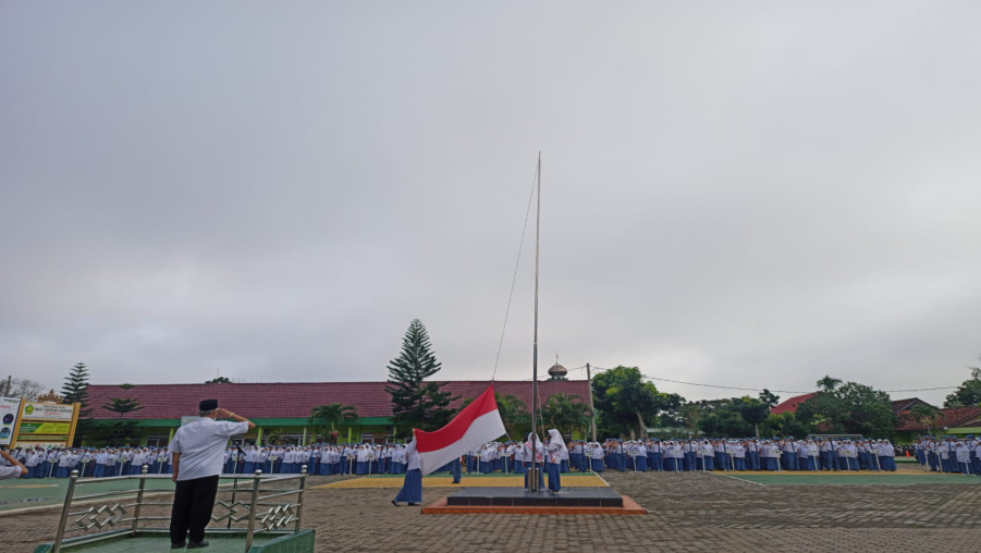 Upacara Bendera MAN 1 Bandar Lampung, Pembina Ingatkan Pentingnya Belajar