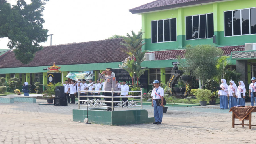 Kapolsek Sukarame  Pembina Upacara di MAN 1 Bandar Lampung