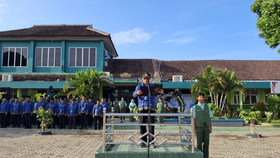 Wakamad Bidang Kurikulum MAN 1 Bandar Lampung Pimpin Upacara Peringatan Hari Kesaktian Pancasila
