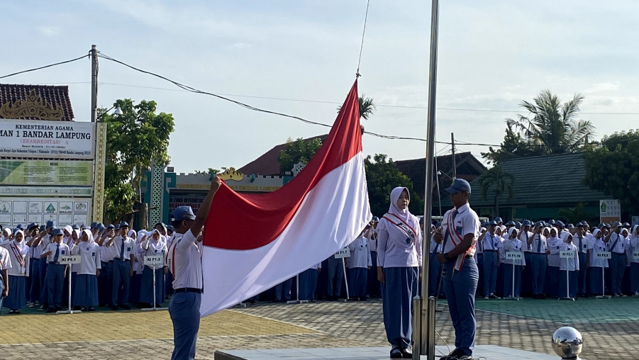 Upacara Rutin Hari Senin MAN 1 Bandar Lampung Dipenuhi Apresiasi Prestasi Siswa