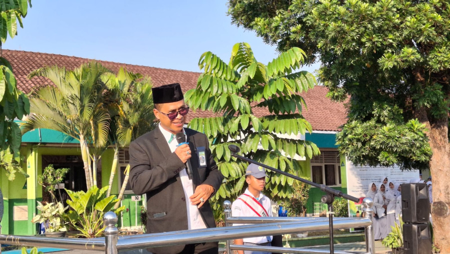 Upacara Bendera Hari Senin, Kepala MAN 1 Bandar Lampung Sampaikan Pesan Penguatan Karakter dan Kedisiplinan Siswa