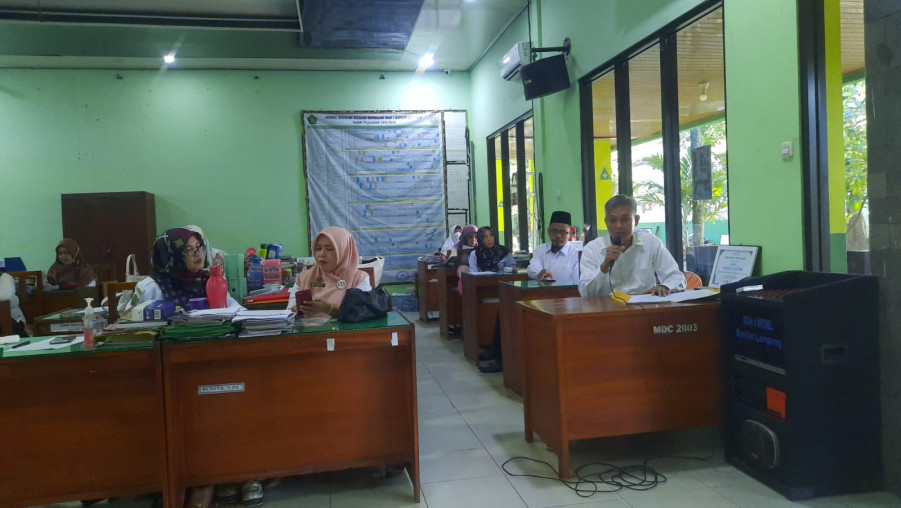 Wakamad Bidang Kurikulum MAN 1 Bandar Lampung Pimpin Briefing Pengawas UM