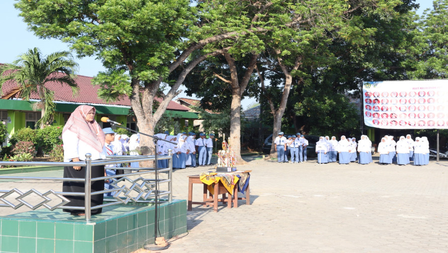 Pembina Upacara MAN 1 Bandarlampung : Jadilah Siswa yang Beradab