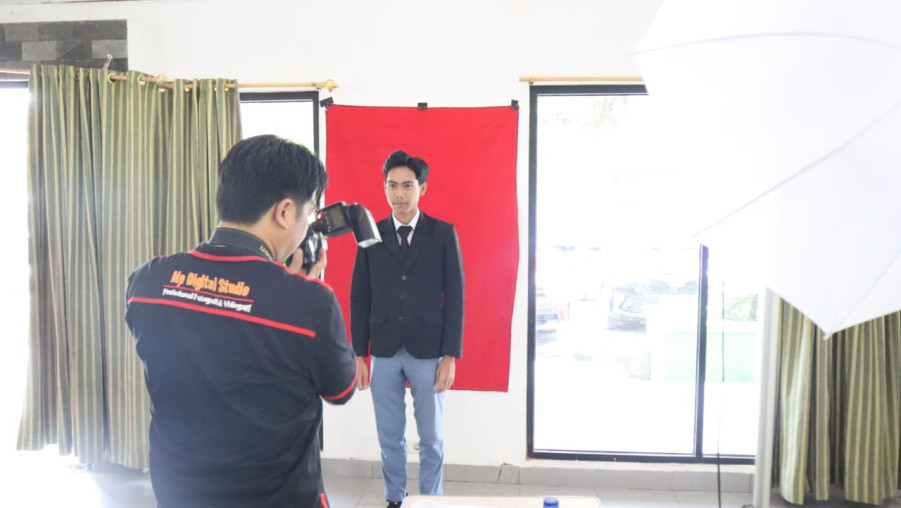 Sesi Pemotretan Pasfoto Kelas XII MAN 1 Bandar Lampung
