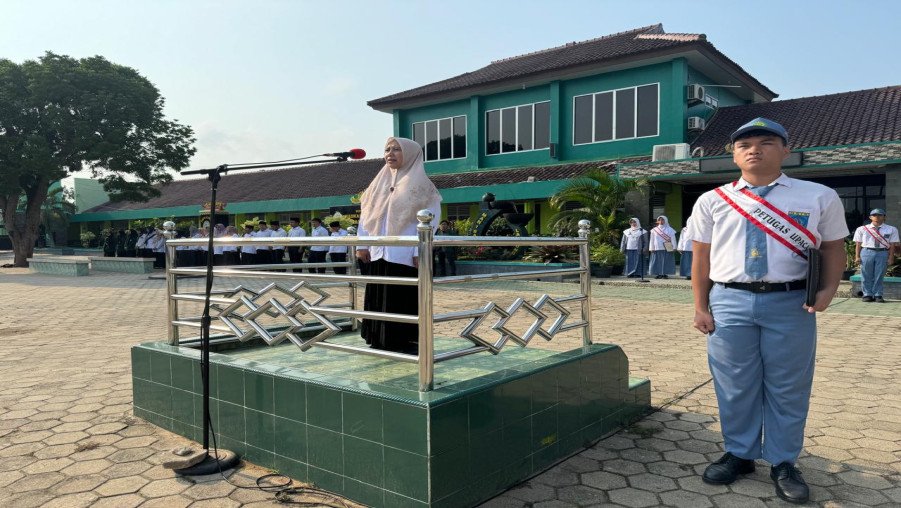 Ketua UPBA MAN 1 Bandarlampung Tekankan Disiplin dalam Upacara Bendera