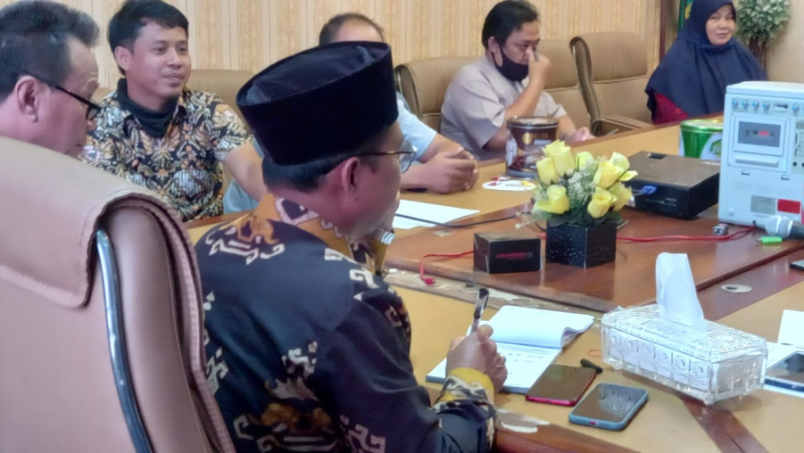 Kepala MAN 1 Bandar Lampung Melakukan Pembinaan Staf TU