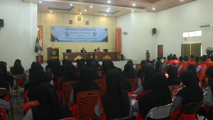 Pelatihan Ekstrakurikuler Jurnalistik Redaksi dan Reporter MAN 1 Bandar Lampung