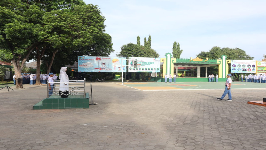 Pimpin Upacara Bendera, Ini Pesan Ketua Program Kelas Unggul MAN 1 Bandar Lampung