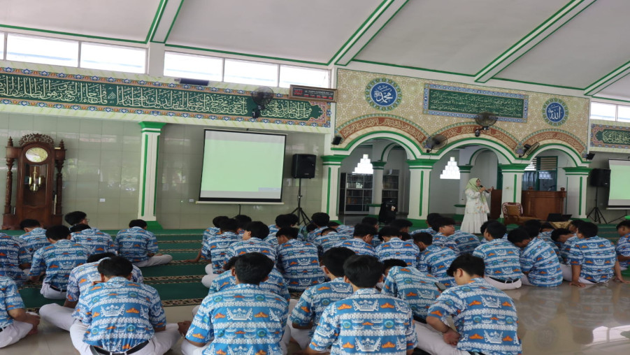 Pembekalan Materi Karya Tulis Ilmiah dalam rangka Studi Kolaborasi Siswa Kelas XI MAN 1 Bandar Lampung