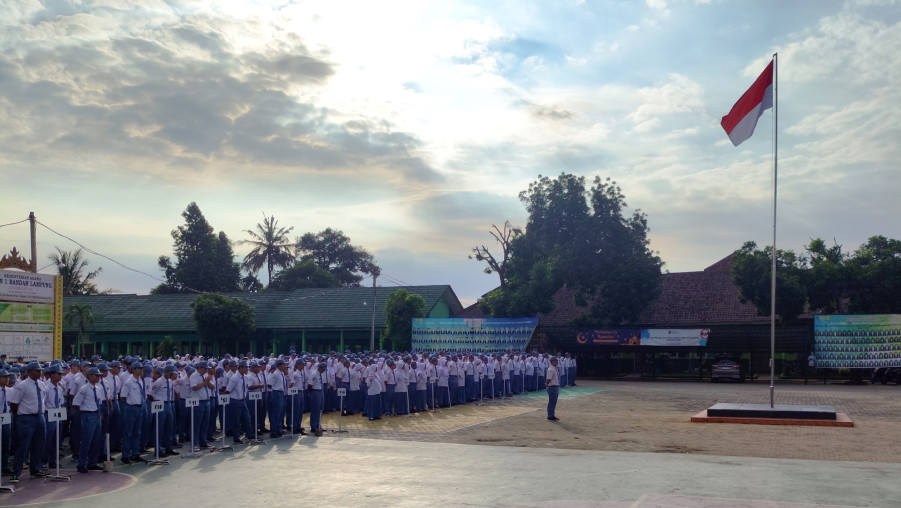 MAN 1 Bandar Lampung Melaksanakan Upacara Rutin Dihari Senin
