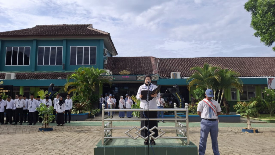 Jadi Pembina Upacara di MAN 1 Bandar Lampung, BNN Lampung Sampaikan Pesan Kepada Siswa