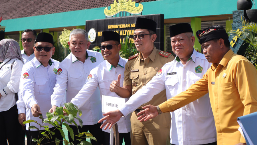 Gaungkan Gerakan Tanam 1 Juta Pohon Matoa, Gubernur Lampung Mengadakan Kunjungan ke MAN 1 Bandar Lampung