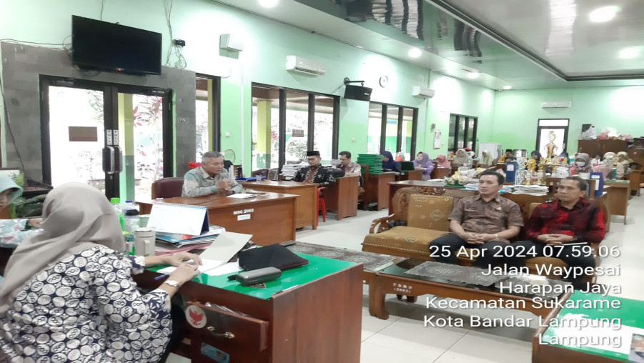 Wakamad Bidang Kurikulum MAN 1 Bandarlampung Pimpin Briefing sebelum KBM Dimulai