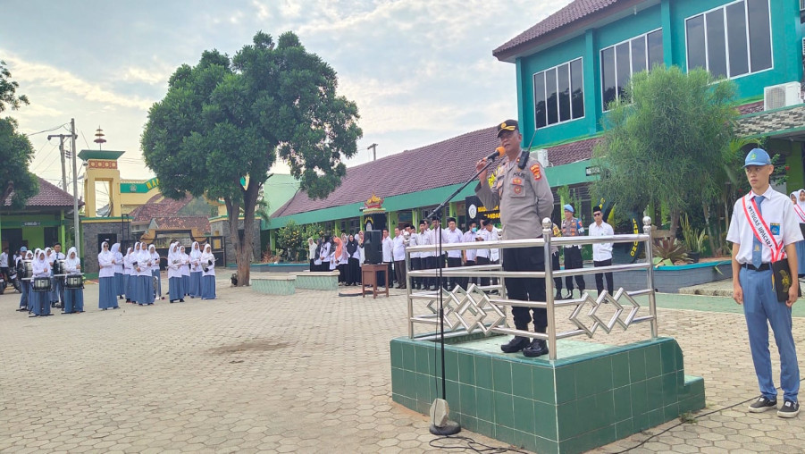 Kapolsek Sukarame Jadi Pembina Upacara di MAN 1 Bandarlampung