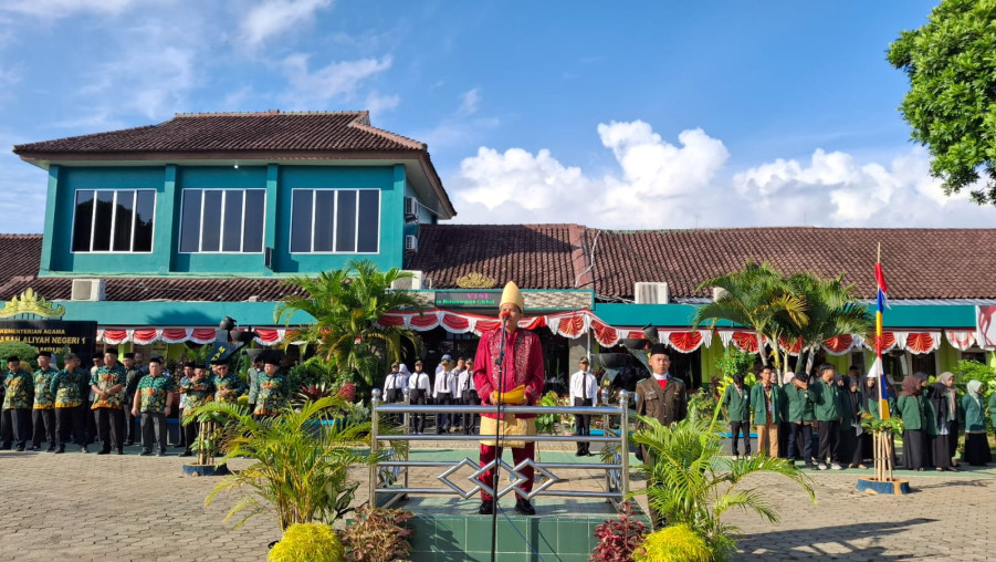 MAN 1 Bandar Lampung Gelar Upacara Khidmat Peringatan HUT Ke-80 RI