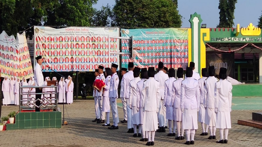 Wakamad Bidang Kurikulum Pimpin Upacara HUT Ke-77 RI