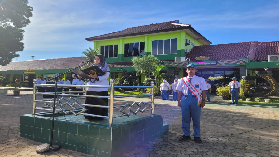 Penegasan Kedisplinan Melalui Upacara Bendera di MAN 1 Bandar Lampung