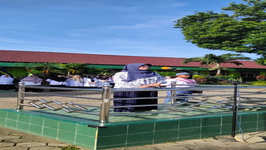 Dosen UIN Syarif Hidayatullah Jakarta Menjadi Pembina Upacara Bendera di MAN 1 Bandar Lampung