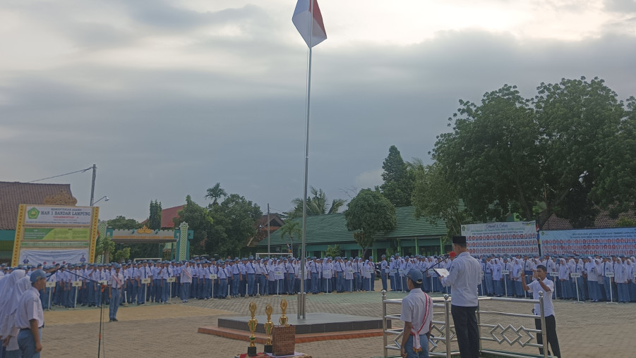 Program Tahunan Kampung Inggris (Pare) di MAN 1 Bandar Lampung dalam Amanat Upacara Bendera