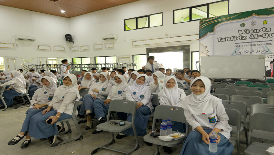 Momen Berkesan, Siswa Kelas XII MAN 1 Bandar Lampung Ikuti Pemotretan Foto Ijazah