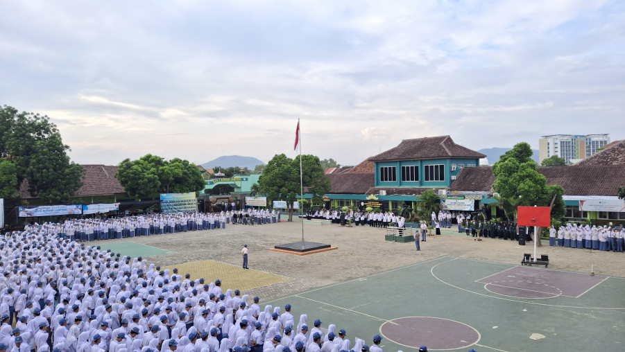 Upacara Senin: Penguatan Disiplin dan Apresiasi untuk Siswa Berprestasi di MAN 1 Bandar Lampung