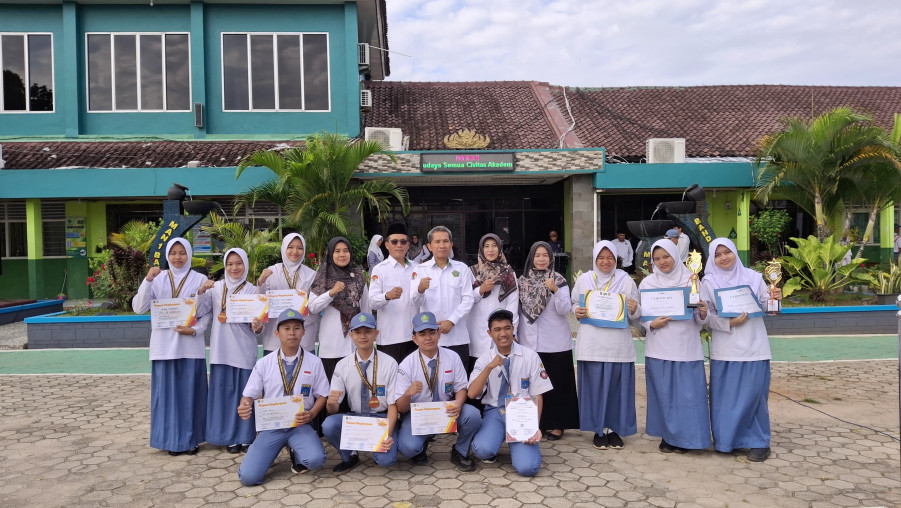 Pelaksanaan Upacara Bendera MAN 1 Bandar Lampung Senin, 28 April 2025