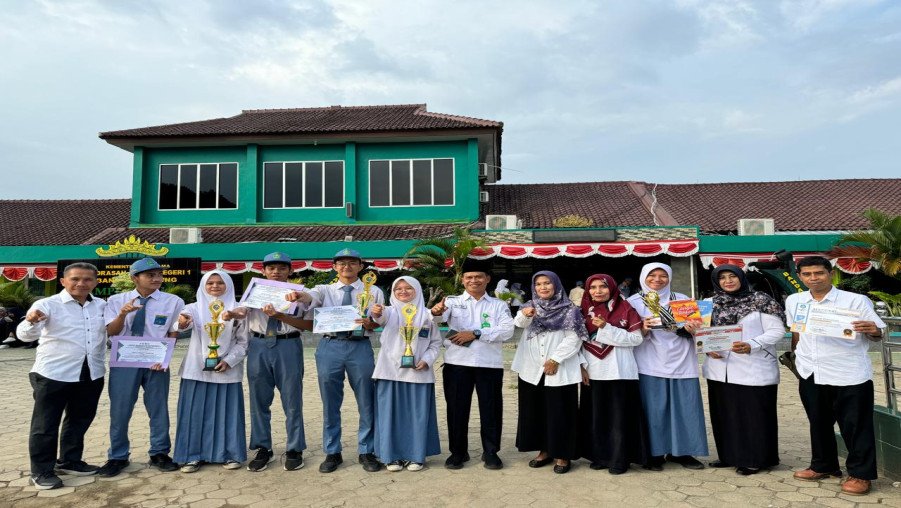 Giat Rutinitas Pelaksanaan Upacara Bendera Hari Senin MAN 1 Bandarlampung