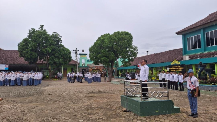 Wakamad Bidang Kurikulum MAN 1 Bandarlampung Jadi Inspektur Upacara Bendera Hari Senin