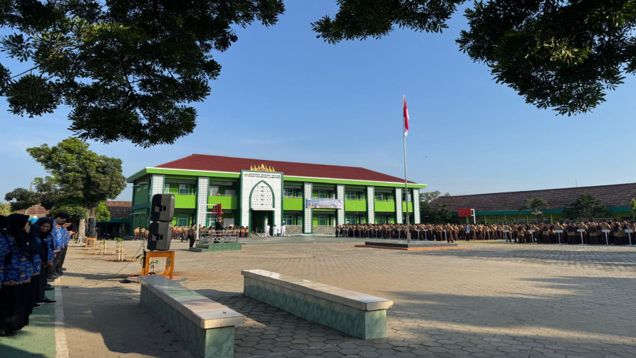 Peringatan Hardiknas 2025 : MAN 1 Bandar Lampung Gelar Upacara