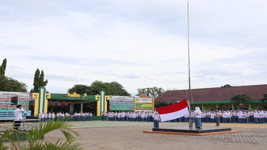 Upacara Bendera Hari Senin, Wakamad Bidang Kurikulum MAN 1 Bandar Lampung Ingatkan Kedisiplinan