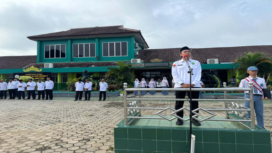 Kegiatan Upacara Bendera Hari Senin MAN 1 Bandarlampung