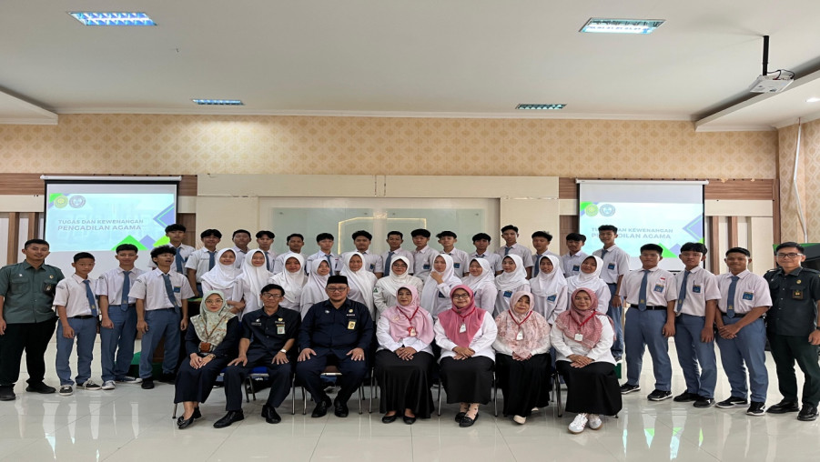 Siswa - Siswi XI Unggul MAN 1 Bandar Lampung Lakukan Kunjungan Studi ke Pengadilan Agama Tanjungkarang kelas 1 A