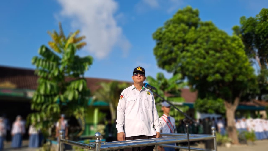 Upacara Bendera Senin, Wakamad Bidang Kurikulum Sampaikan Informasi Akademik