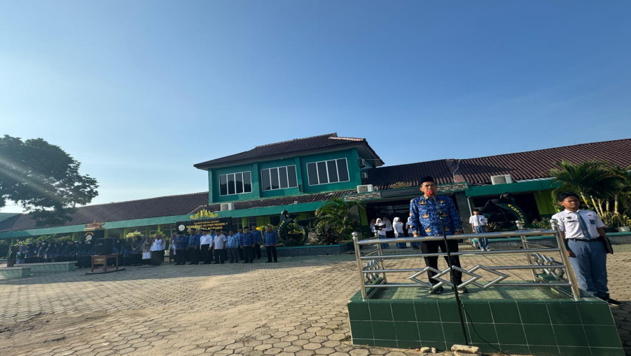 Wakamad Bidang Sarana Prasarana MAN 1 Bandarlampung Pimpin Upacara Peringatan Hari Kesaktian Pancasila