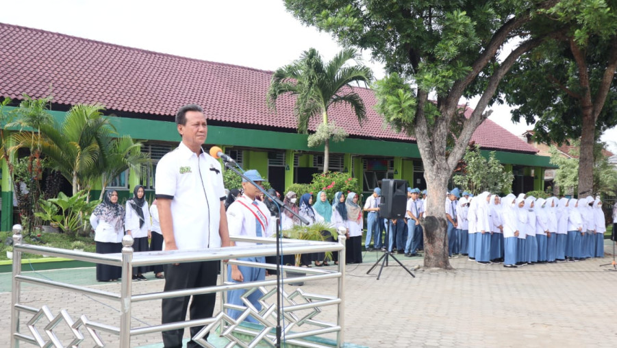 Kaur TU MAN 1 Bandar Lampung Pimpin Upacara Perdana di Bulan Februari