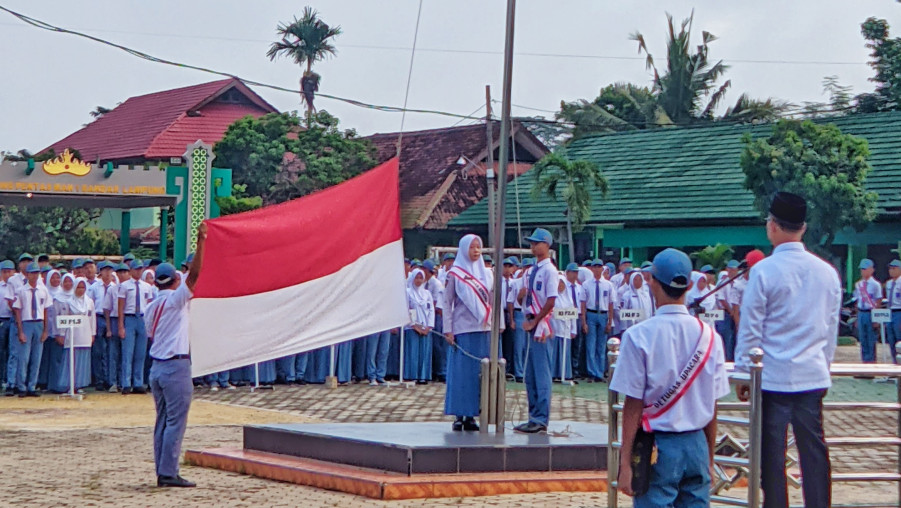 Membuka Semester Genap, MAN 1 Bandar Lampung Gelar Upacara Rutin