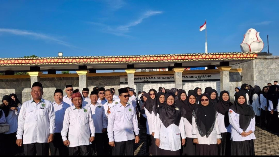 Peringatan HAB Kemenag ke-79 : Sejumlah ASN MAN 1 Bandarlampung Hadiri Ziarah dan Tabur Bunga