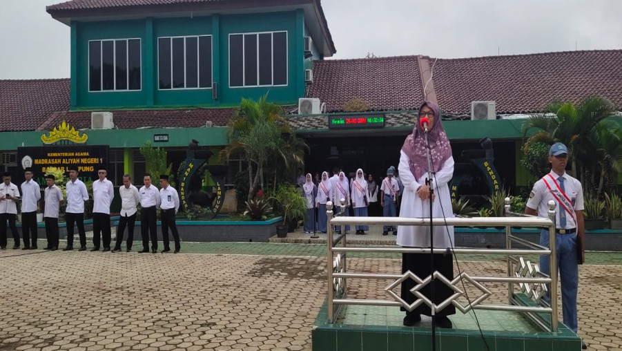 Pelaksanaan Upacara Bendera Bulan Februari Minggu Ketiga MAN 1 Bandarlampung