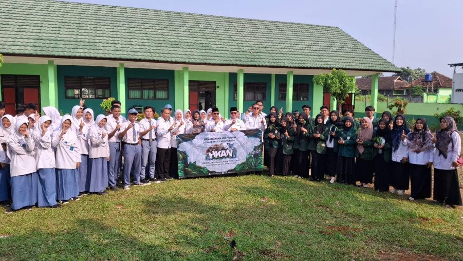 Mahasiswa PPL-KKN UIN Raden Intan Tanam Pohon di MAN 1 Bandar Lampung Peringati Hari Konservasi Alam
