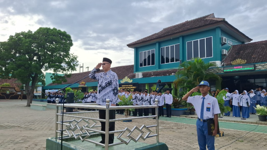 MAN 1 Bandar Lampung Peringati Hari Guru Nasional 2025